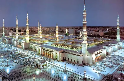 Al-Masjid an-Nabawi in Madinah illuminated at night